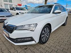 Weiß Gebraucht 2023 Skoda Superb Ambition Kombi | 27.650 € (Fairer Preis)