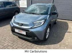 Celestitgrau Gebraucht 2024 Toyota Aygo Active Kleinwagen | 14.500 € (Fairer Preis)