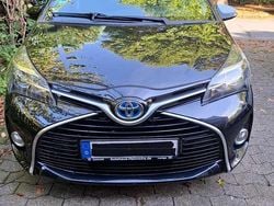 Schwarz Gebraucht 2015 Toyota Yaris Hybrid Comfort Limousine | 12.800 € (Fairer Preis)