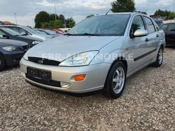 Grau Gebraucht 2001 Ford Focus Ghia Limousine | 2.199 € (Fairer Preis)