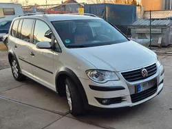 Weiß Gebraucht 2009 VW Touran Cross Van / Kleinbus | 4.975 € (Fairer Preis)