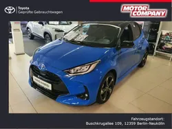 Neptune blue metallic, dach schwarz Gebraucht 2024 Toyota Yaris Hybrid Edition Limousine | 29.665 € (Etwas zu teuer)