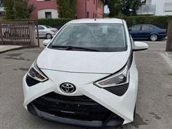 Weiß Gebraucht 2020 Toyota Aygo Play Kleinwagen | 10.999 € (Fairer Preis)