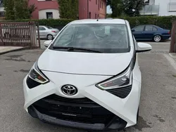 Weiß Gebraucht 2020 Toyota Aygo Play Kleinwagen | 11.590 € (Fairer Preis)