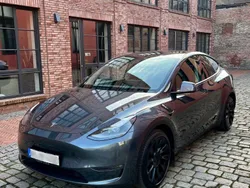Grau Gebraucht 2021 Tesla Model Y Long Range SUV | 31.000 € (Guter Preis)