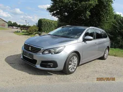 Grau Gebraucht 2021 Peugeot 308 Allure Kombi | 9.900 €