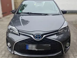 Grau Gebraucht 2016 Toyota Yaris Hybrid Lounge Kleinwagen | 13.880 € (Fairer Preis)