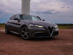 Grau Gebraucht 2017 Alfa Romeo Giulia Limousine | 24.000 € (Teuer)