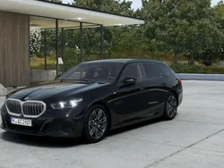 Black sapphire (schwarz) Gebraucht 2025 BMW 520 M Sport Kombi | 51.850 € (Fairer Preis)