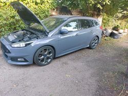 Grau Gebraucht 2015 Ford Focus Sport Kombi | 15.500 €