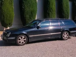 Schwarz Gebraucht 2003 Mercedes 220 Elegance Kombi | 2.750 €