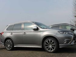Grau Gebraucht 2020 Mitsubishi Outlander P-HEV Top SUV | 24.900 € (Etwas zu teuer)
