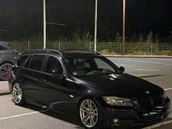 Schwarz Gebraucht 2009 BMW 320 Sport Line Kombi | 8.200 €