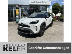 Platinweiss metallic, dach schwarz Gebraucht 2021 Toyota Yaris Hybrid | 23.960 € (Fairer Preis)