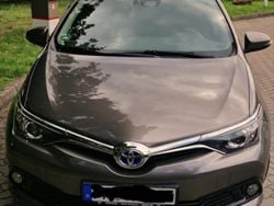 Grau Gebraucht 2017 Toyota Auris Hybrid Limousine | 13.600 € (Fairer Preis)