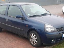 Blau Gebraucht 2002 Renault Clio II Kleinwagen | 500 € (Fairer Preis)