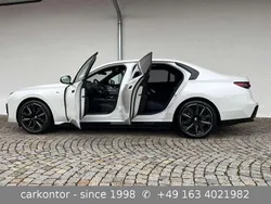 Mineralweiss metallic Gebraucht 2023 BMW i7 M Sport Limousine | 108.900 €