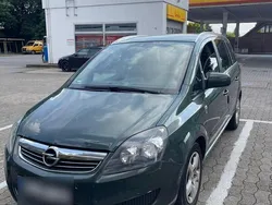 Grün Gebraucht 2010 Opel Zafira Van / Kleinbus | 3.950 € (Etwas zu teuer)