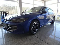Blau Neu 2025 VW Passat Elegance Limousine | 43.799 €
