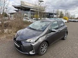 Grey metallic (metallic) Gebraucht 2019 Toyota Yaris Hybrid Club Limousine | 15.990 € (Fairer Preis)