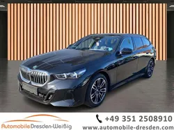 Schwarz scharz (metallic) Gebraucht 2024 BMW 520 Comfort Edition Kombi | 52.980 € (Superpreis)