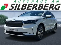 Weiß (moonweiss metallic) met. Gebraucht 2024 Skoda Enyaq iV Loft SUV | 37.499 € (Etwas zu teuer)
