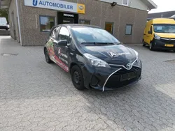 Schwarz Gebraucht 2016 Toyota Yaris Hybrid Life Van / Kleinbus | 5.450 €