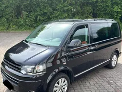 Schwarz Gebraucht 2024 VW Multivan Highline Van / Kleinbus | 24.990 €