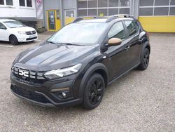 Zedergrünmetallic Gebraucht 2024 Dacia Sandero Extreme Kleinwagen | 18.450 € (Etwas zu teuer)