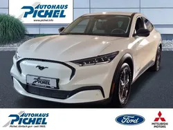 Weiß(metallic) Gebraucht 2024 Ford Mustang Mach-E SUV | 45.490 € (Etwas zu teuer)