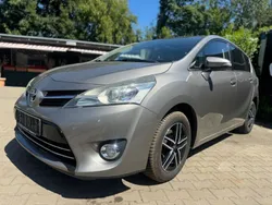 Grau Gebraucht 2014 Toyota Verso Comfort Van / Kleinbus | 11.990 € (Fairer Preis)