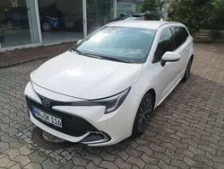 Schneeweiß Gebraucht 2024 Toyota Corolla Team Kombi | 27.990 € (Fairer Preis)