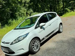 Weiß Gebraucht 2010 Ford Fiesta Kleinwagen | 3.750 €