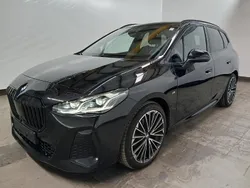 Black sapphire metallic Gebraucht 2024 BMW 218 Active Tourer M Sport Van / Kleinbus | 29.980 € (Fairer Preis)