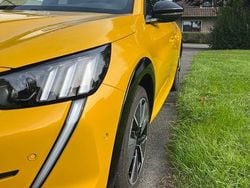 Gelb Gebraucht 2022 Peugeot e-208 GT Kleinwagen | 14.500 € (Guter Preis)