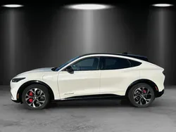 Starweiß Gebraucht 2021 Ford Mustang Mach-E Extended Range SUV | 33.990 € (Superpreis)