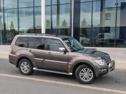 Braun Gebraucht 2015 Mitsubishi Pajero Diamant Edition SUV | 25.900 € (Fairer Preis)