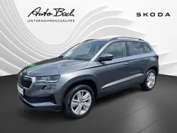 Grau (graphitegrau metallic) Gebraucht 2024 Skoda Karoq Selection SUV | 31.590 € (Fairer Preis)