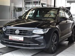 Deep black perleffekt Gebraucht 2022 VW Tiguan Active SUV | 28.400 € (Etwas zu teuer)