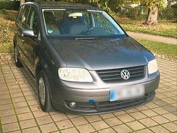 Grau Gebraucht 2004 VW Touran Van / Kleinbus | 4.100 € (Etwas zu teuer)