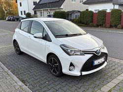 Weiß Gebraucht 2016 Toyota Yaris Hybrid Lounge Kleinwagen | 10.900 € (Fairer Preis)