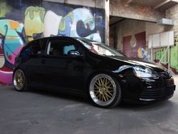 Schwarz metallic Gebraucht 2006 VW Golf V R Limousine | 9.050 €