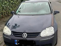 Blau Gebraucht 2004 VW Golf V Kleinwagen | 650 € (Superpreis)