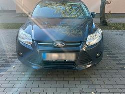 Grau Gebraucht 2014 Ford Focus Kombi | 3.750 €