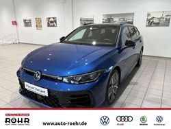 Reef blue metallic / grenadill Gebraucht 2025 VW Passat R-line Kombi | 48.970 € (Etwas zu teuer)