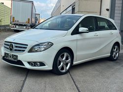 Weiß Gebraucht 2014 Mercedes B180 Edition Van / Kleinbus | 7.890 € (Fairer Preis)