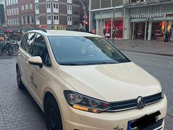 Gelb Gebraucht 2023 VW Touran Van / Kleinbus | 14.900 € (Fairer Preis)