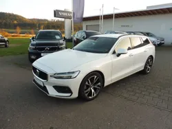 Crystal white pearl / metallic Gebraucht 2024 Volvo V60 Core Kombi | 38.600 € (Fairer Preis)