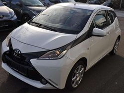 Weiß Gebraucht 2016 Toyota Aygo X-play Kleinwagen | 6.900 € (Guter Preis)