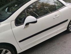 Weiß Gebraucht 2011 Peugeot 207 Cabrio | 3.900 €